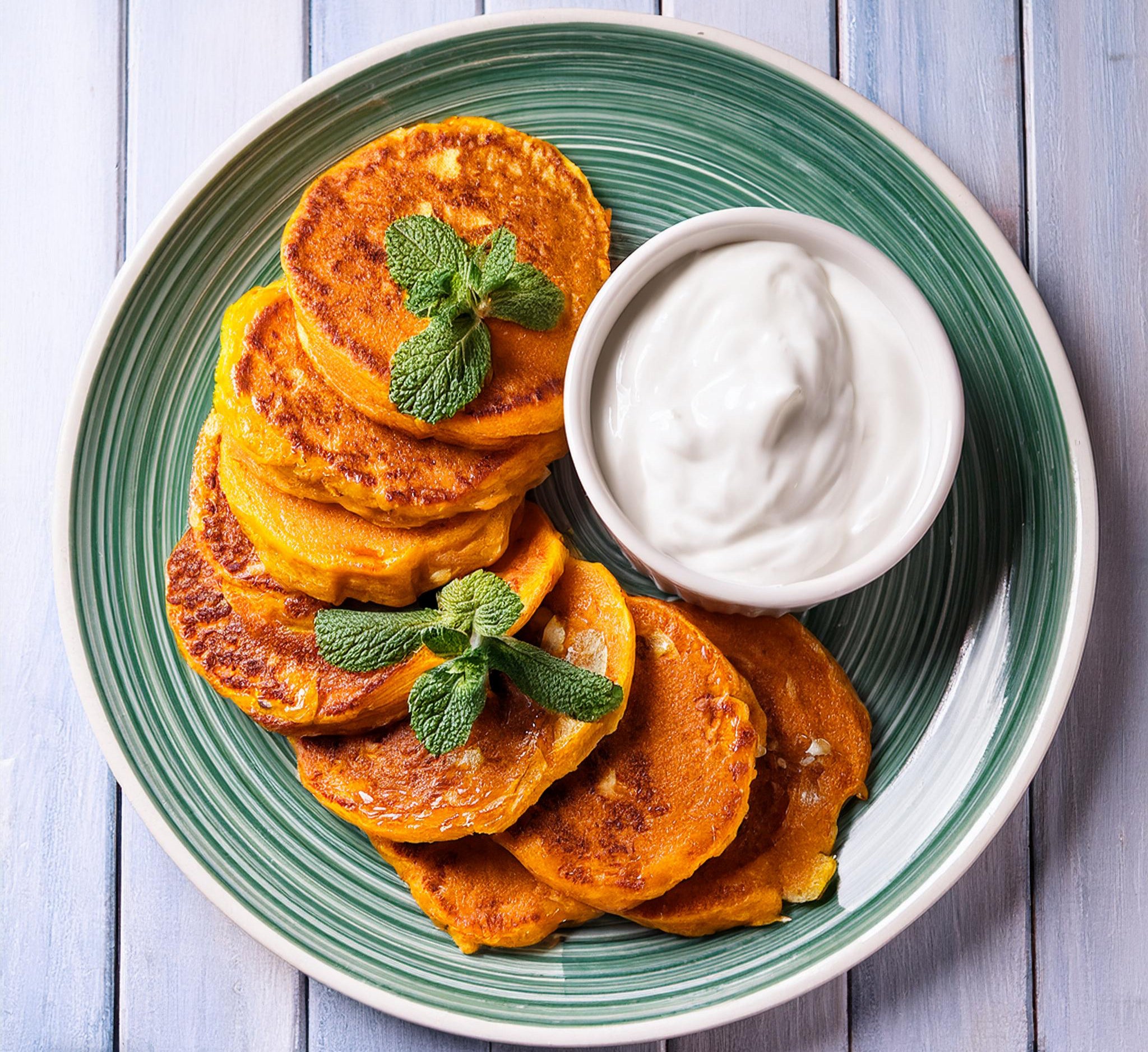 Frittelle di Zucca Delica con Salsa di Yogurt e Menta